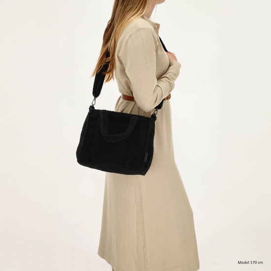 Teddy-Handtasche 27x22cm Schwarz – Kompakte Damentasche mit Schulterriemen - leder-accessoires.com