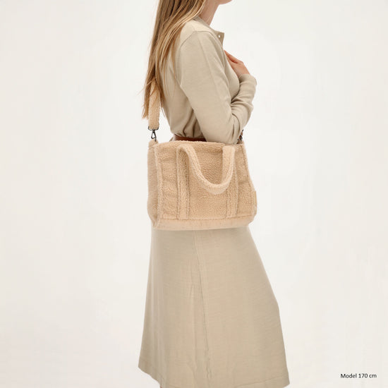 Teddy-Handtasche 27x22cm Creme Beige – Weiche Umhängetasche für Damen - leder-accessoires.com