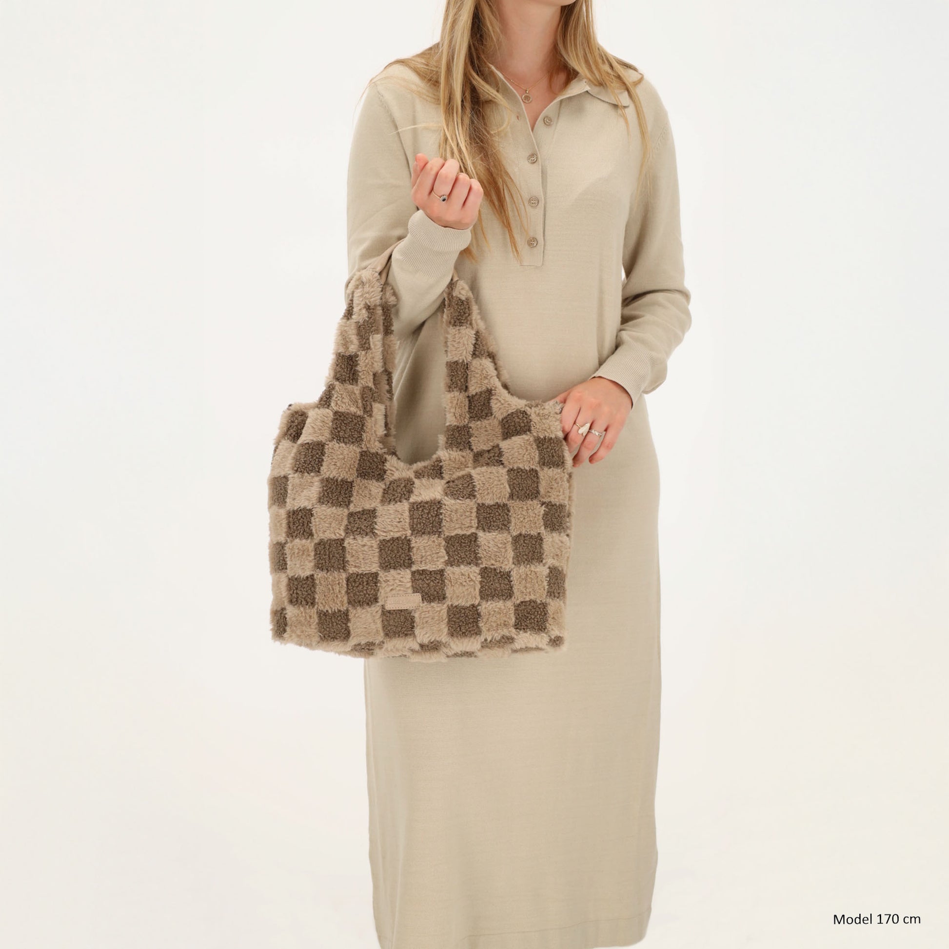 Querformat-Shopper 33,5x48cm in Taupe aus Teddy-Material mit Karomuster und Reißverschluss - leder-accessoires.com