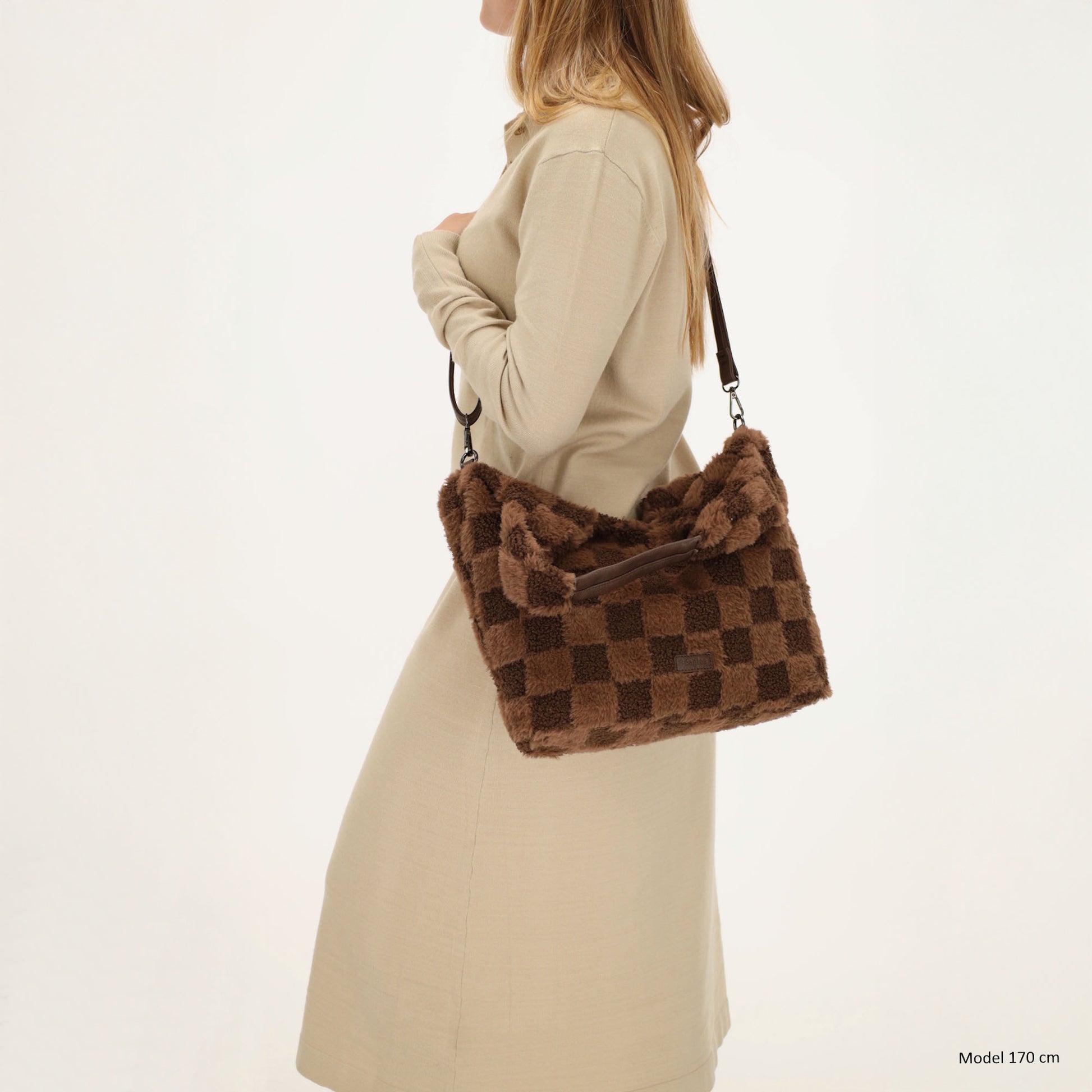 Querformat-Shopper 33,5x48cm in Braun aus Teddy-Material mit Karomuster und Reißverschluss - leder-accessoires.com