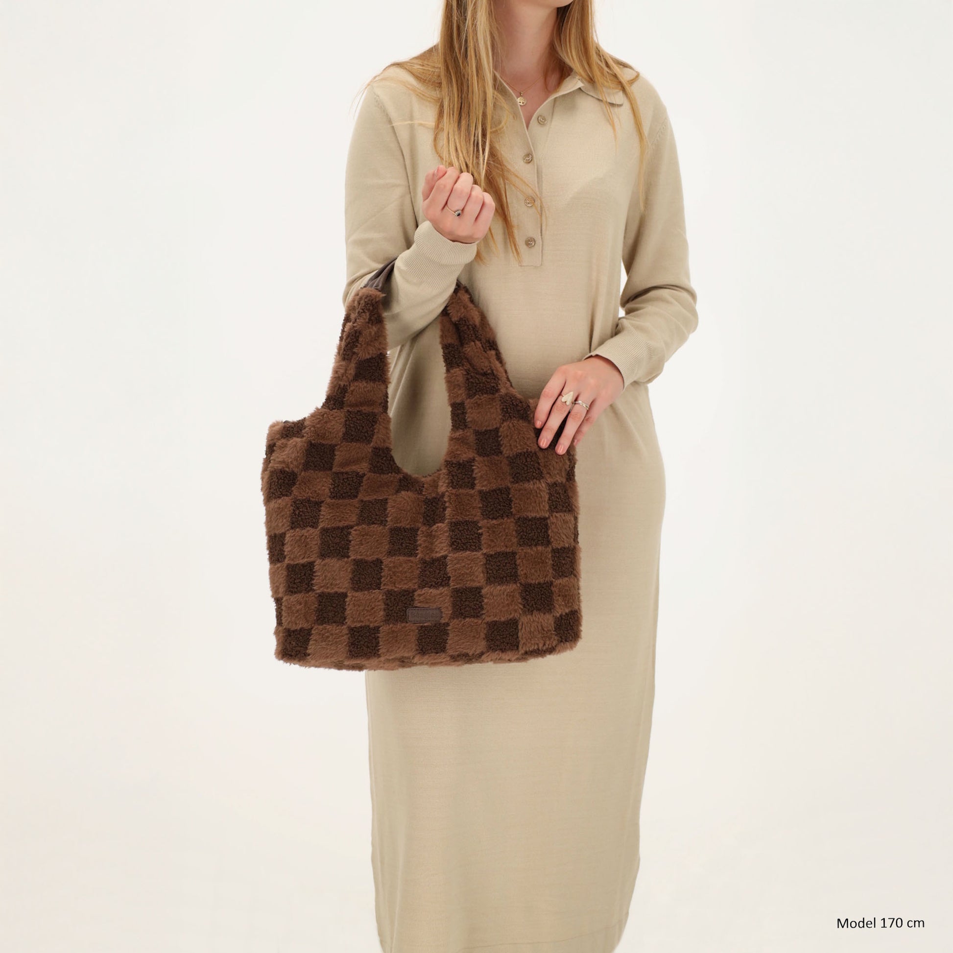 Querformat-Shopper 33,5x48cm in Braun aus Teddy-Material mit Karomuster und Reißverschluss - leder-accessoires.com