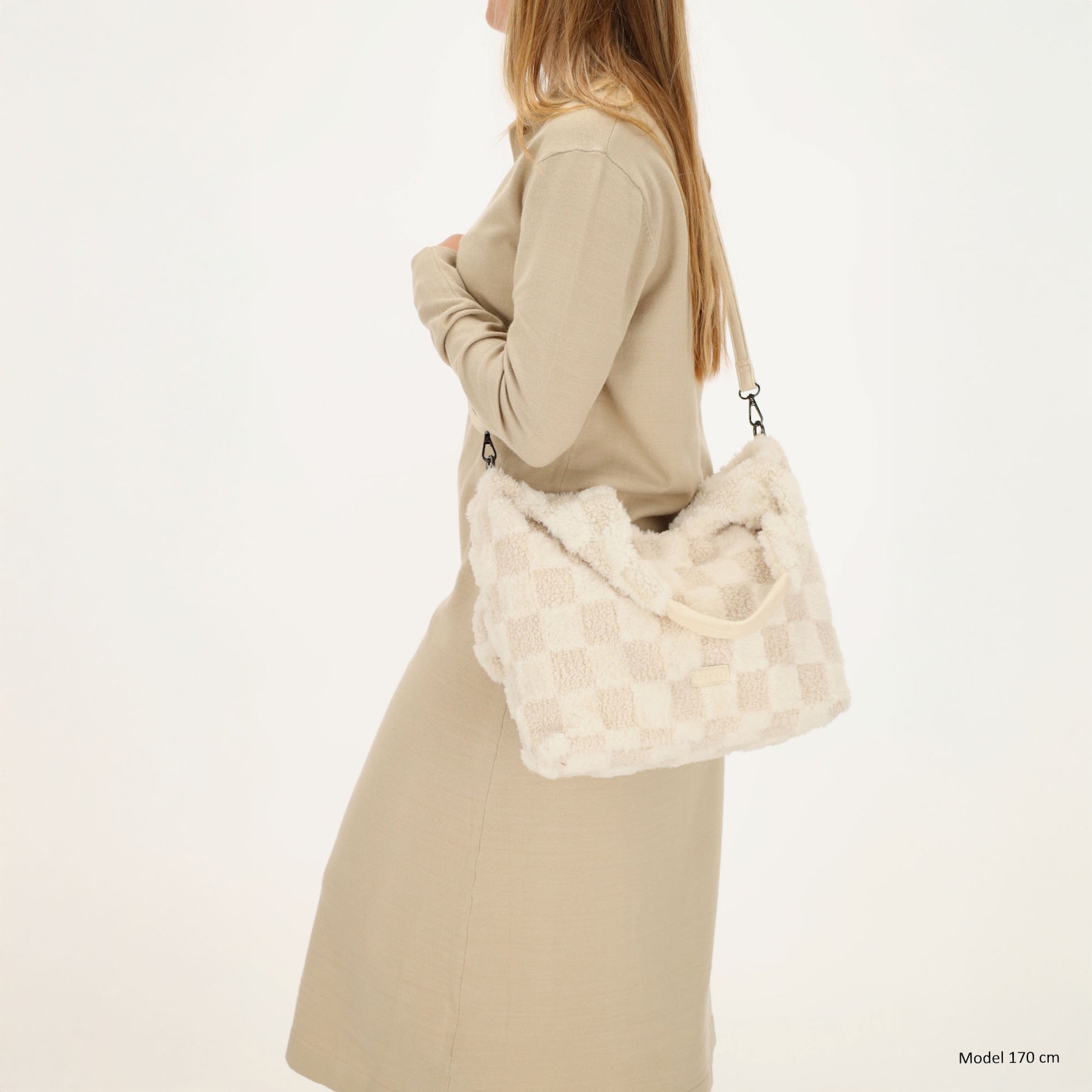 Querformat-Shopper 33,5x48cm in Creme aus Teddy-Material mit Karomuster und Reißverschluss - leder-accessoires.com