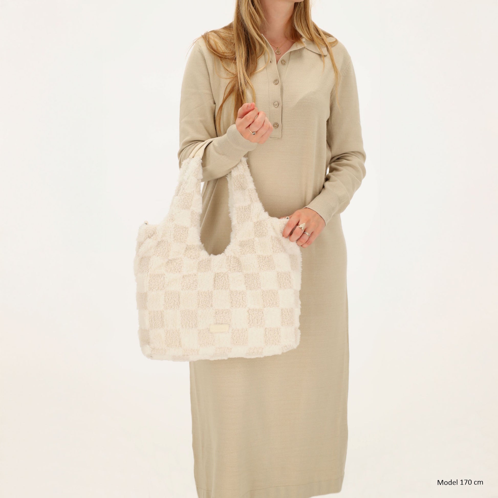 Querformat-Shopper 33,5x48cm in Creme aus Teddy-Material mit Karomuster und Reißverschluss - leder-accessoires.com
