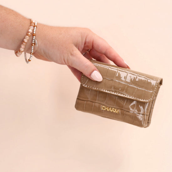 Taupe Lackleder Geldbörse 11x8cm mit Krokoprägung – stilvoll & kompakt - leder-accessoires.com