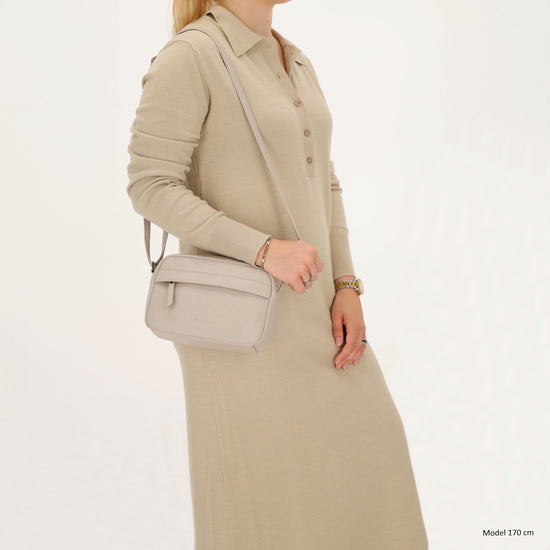 Taupe Umhängetasche 21x13,5cm im minimalistischen Design - leder-accessoires.com