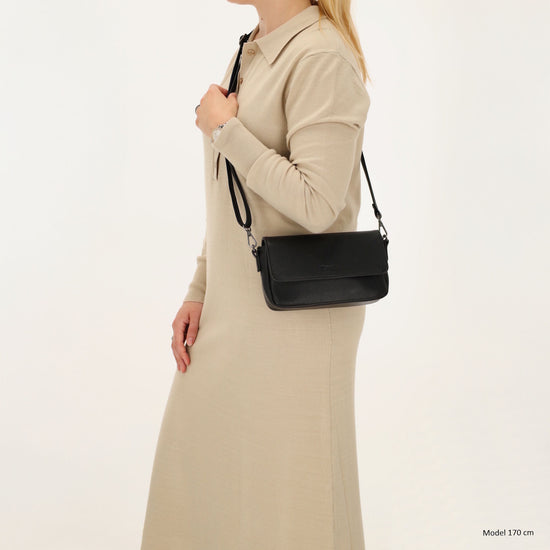 Schultertasche 25x12cm in Schwarz aus Kunstleder - leder-accessoires.com