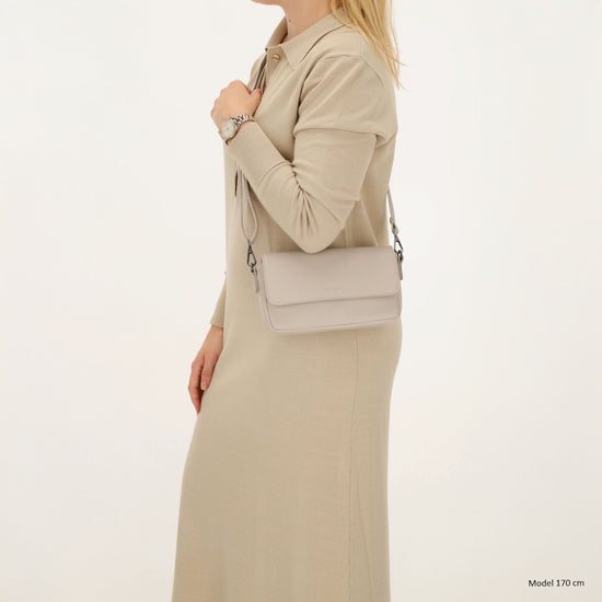 Schultertasche 25x12cm in Helltaupe aus Kunstleder - leder-accessoires.com
