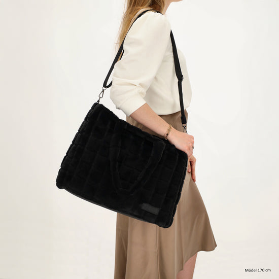 Shopper 32,5x39cm Schwarz in Fell-Optik - leder-accessoires.com