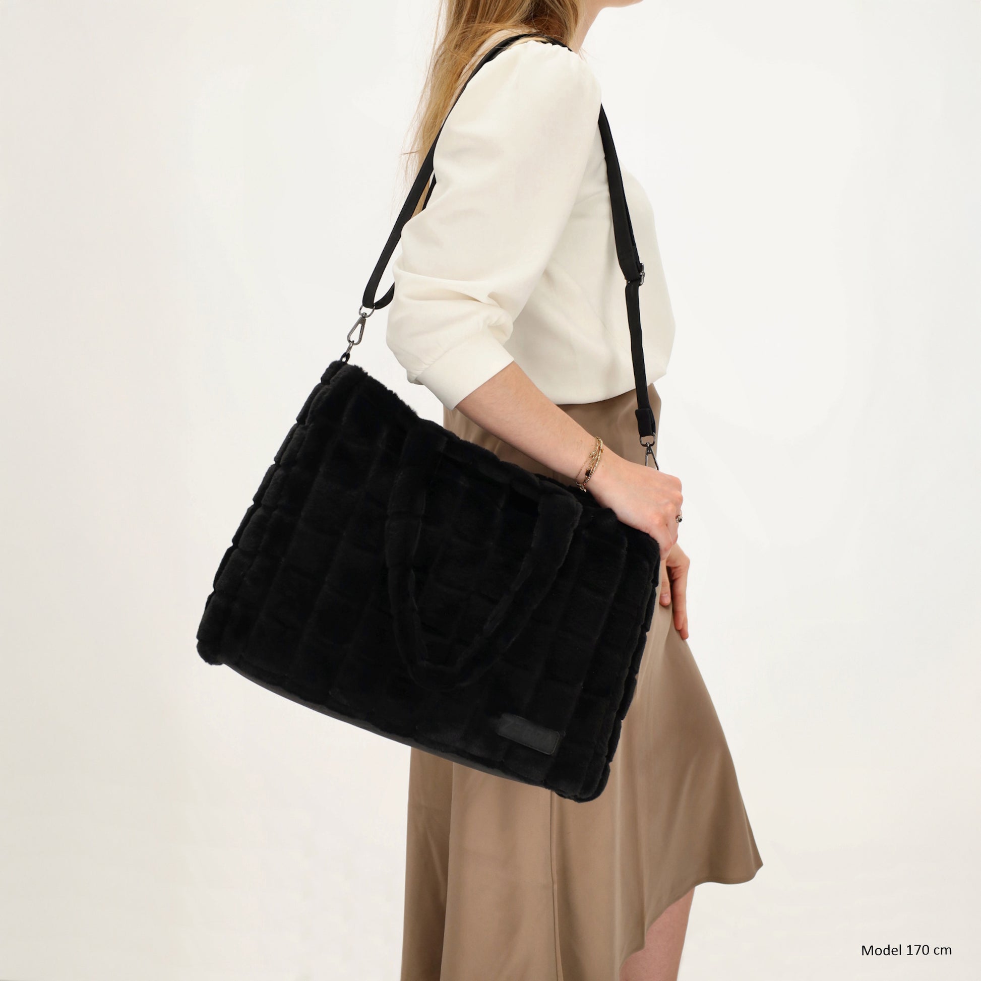 Shopper 32,5x39cm Schwarz in Fell-Optik - leder-accessoires.com