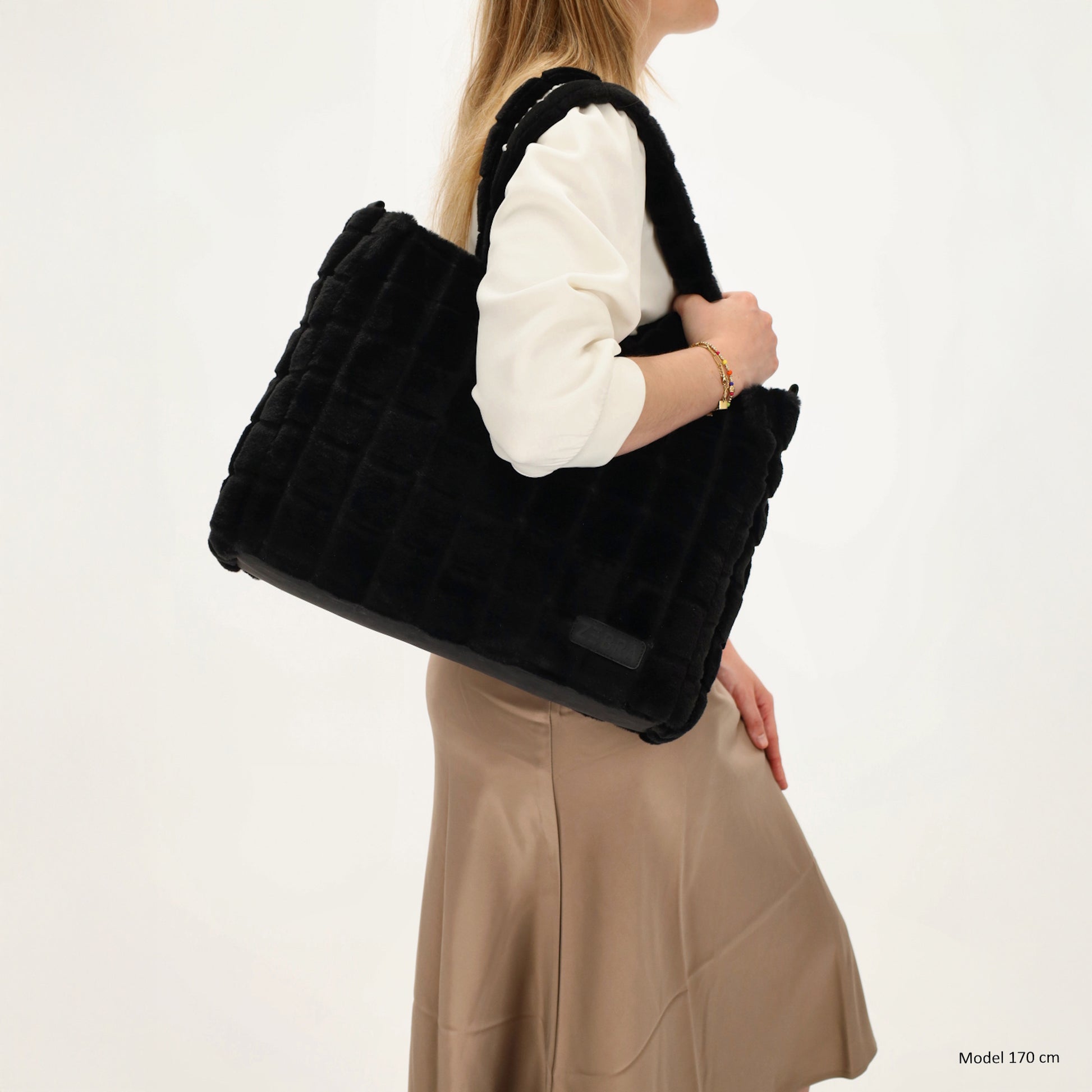 Shopper 32,5x39cm Schwarz in Fell-Optik - leder-accessoires.com