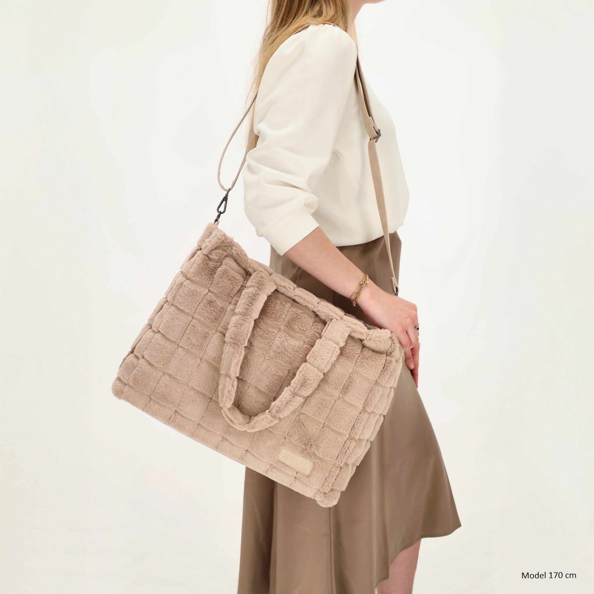 Shopper 32,5x39cm Helltaupe in Fell-Optik - leder-accessoires.com