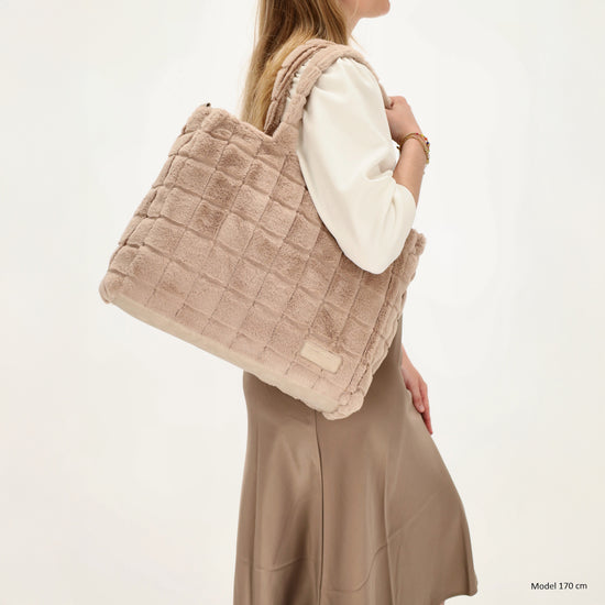 Shopper 32,5x39cm Helltaupe in Fell-Optik - leder-accessoires.com