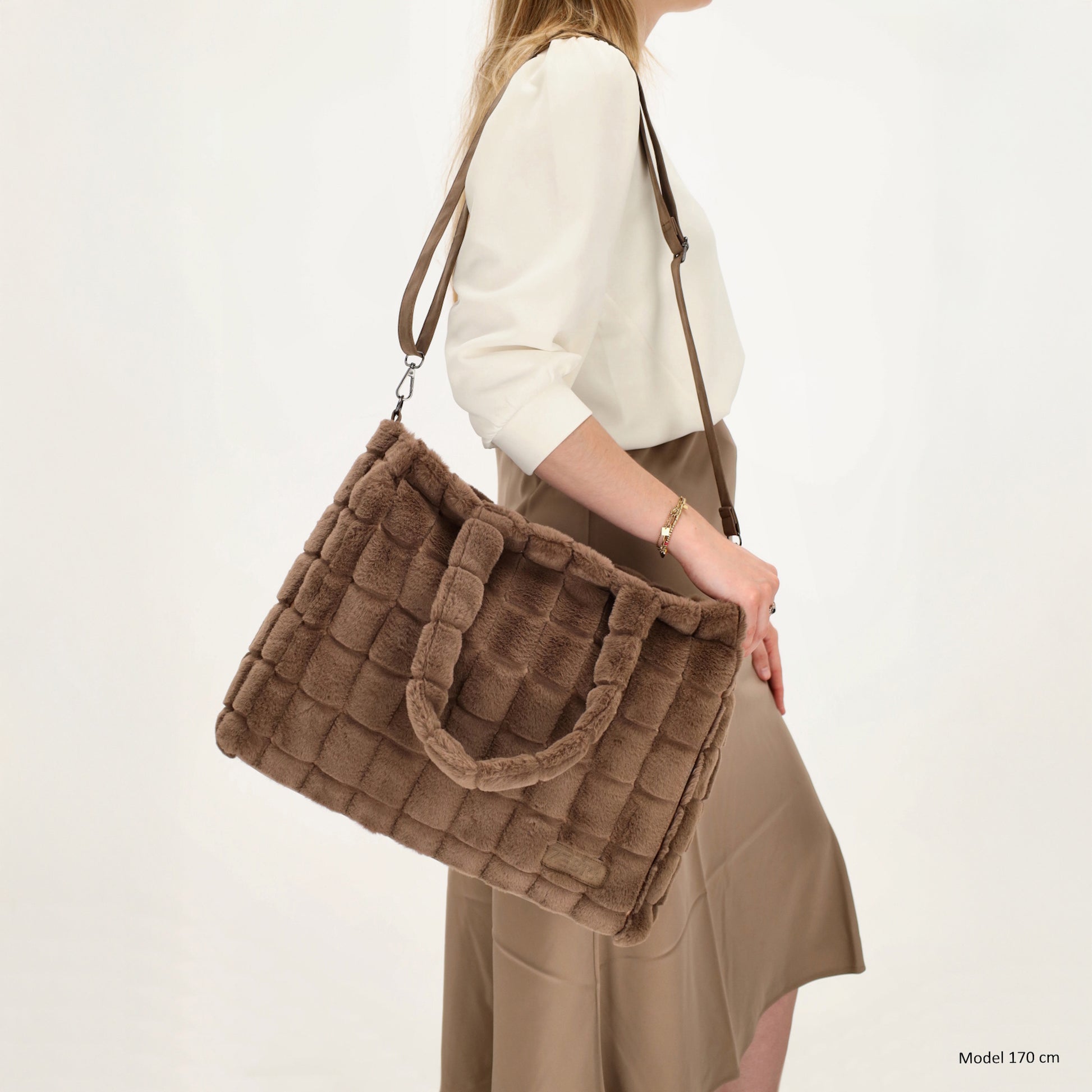 Shopper 32,5x39cm Dunkeltaupe in Fell-Optik - leder-accessoires.com