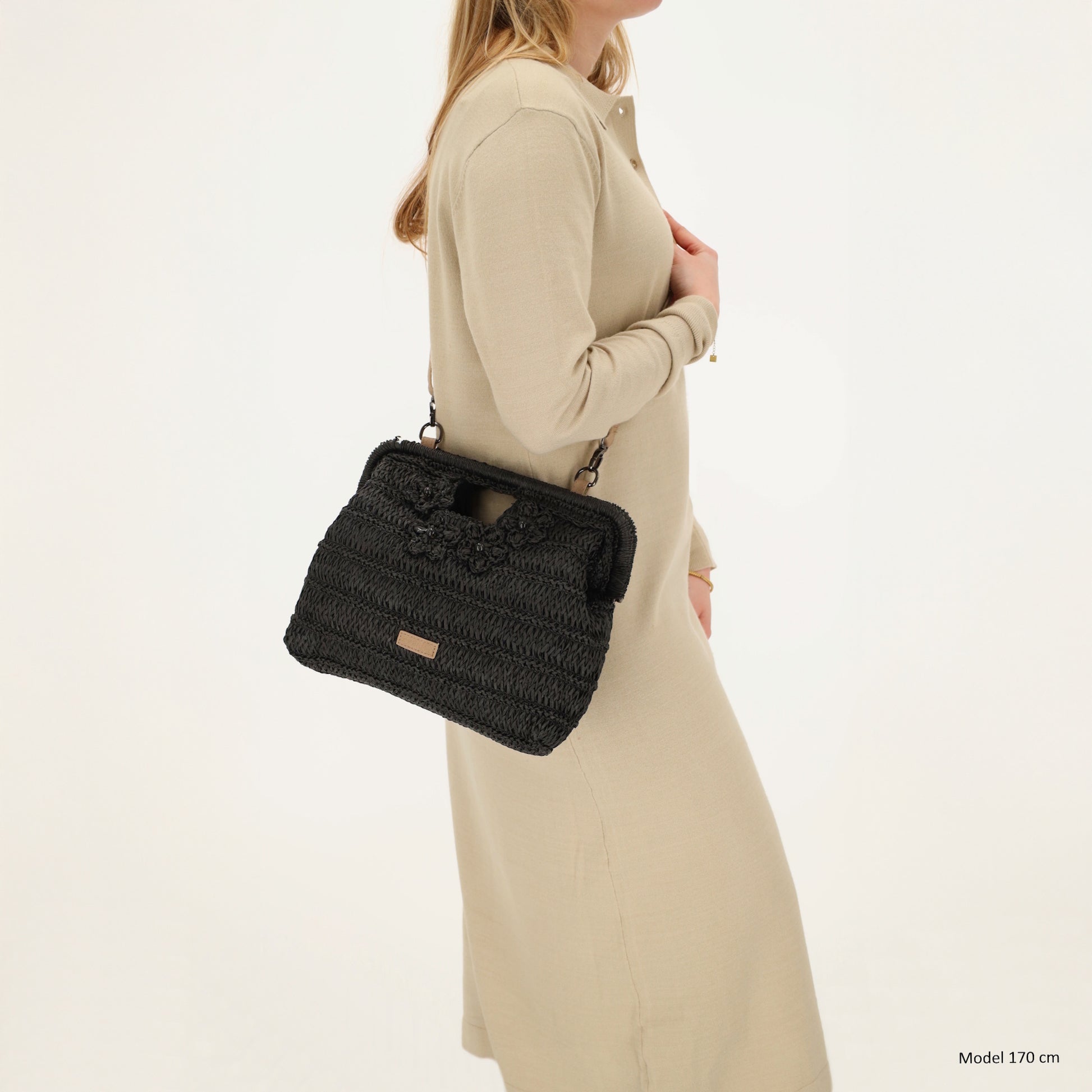 Umhängetasche in Schwarz 28x29cm Stroh- Optik - leder-accessoires.com