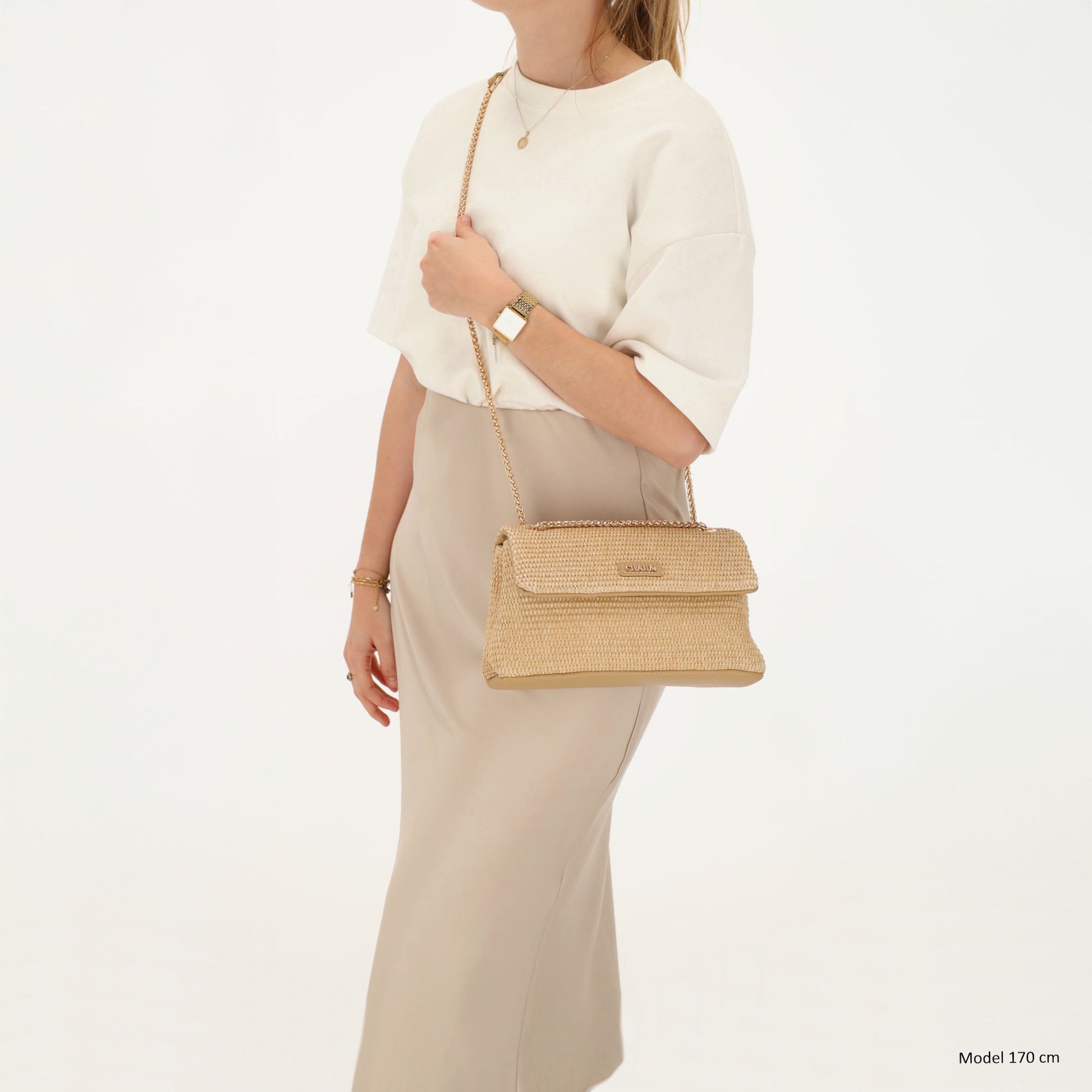 Sommer Tasche 26x16,5cm Damen Beige – Goldkette & praktische Fächer - leder-accessoires.com
