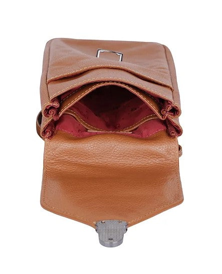 Handytasche aus Leder in Cognac mit Überschlag und Steckschloss
