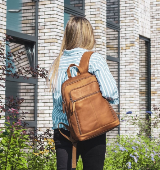Rucksack mit Vortasche aus Leder in Cognac - leder-accessoires.com