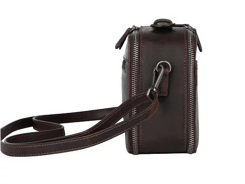 Umhängetasche aus Leder in Braun mit Reißverschluss und Vortasche