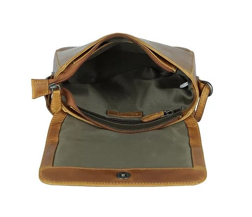 Umhängetasche aus Leder in Cognac mit Überschlag und Kurzgriff - leder-accessoires.com