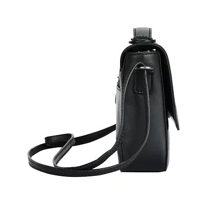 Umhängetasche aus Leder in Schwarz mit Überschlag und Kurzgriff - leder-accessoires.com