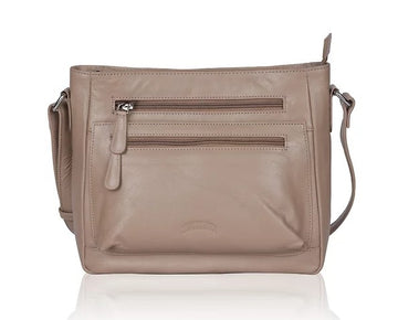 Umhängetasche aus Leder in Taupe mit Reißverschluss und Vortaschen