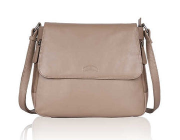 Umhängetasche aus Leder in Taupe|Beige mit Überschlag