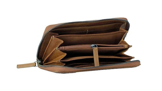 Langbörse aus Leder in Cognac mit Rundumreißverschluss und Nieten - leder-accessoires.com