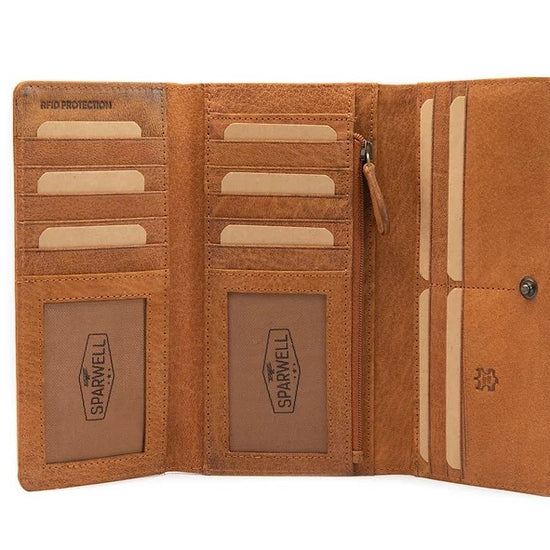 Langbörse aus Leder in Cognac mit Überschlag und extra viel Kartenfächer - leder-accessoires.com