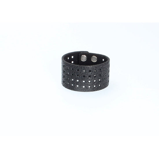 Armband Schwarz mit Rochenoptik|Lochmuster aus Leder - leder-accessoires.com