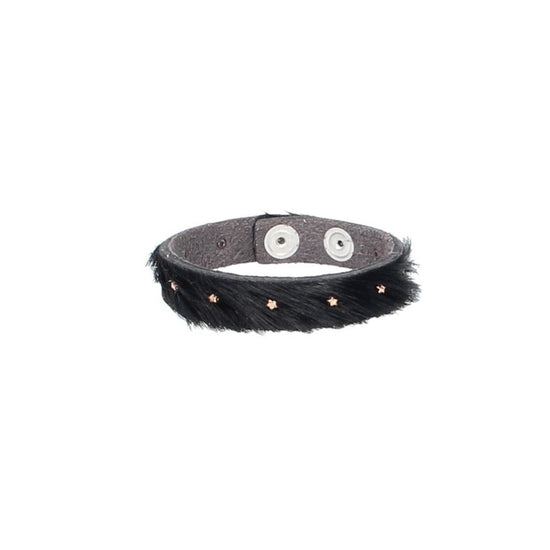 Armband mit Fell und Sternnieten in Schwarz aus Leder - leder-accessoires.com