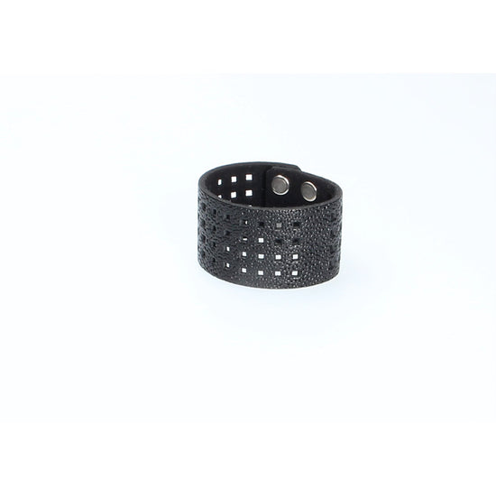 Armband Schwarz mit Rochenoptik|Lochmuster aus Leder - leder-accessoires.com