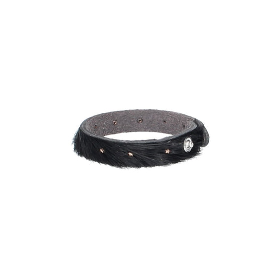 Armband mit Fell und Sternnieten in Schwarz aus Leder - leder-accessoires.com