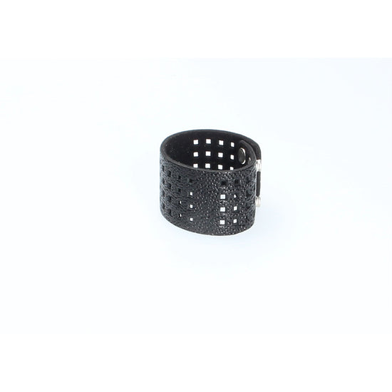 Armband Schwarz mit Rochenoptik|Lochmuster aus Leder - leder-accessoires.com