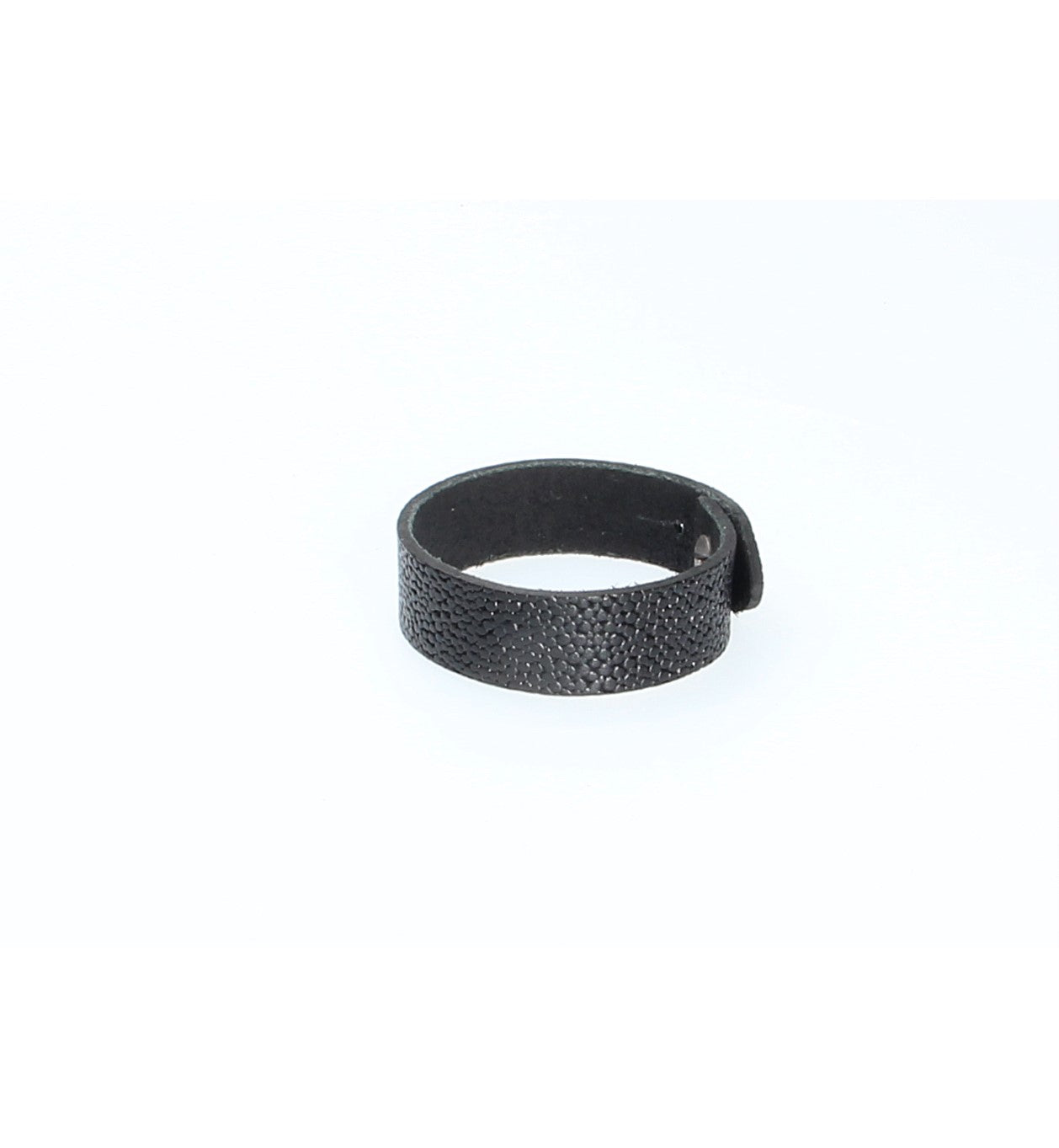 Armband Schwarz in Rochenoptik aus Leder