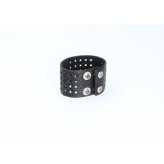 Armband Schwarz mit Rochenoptik|Lochmuster aus Leder - leder-accessoires.com
