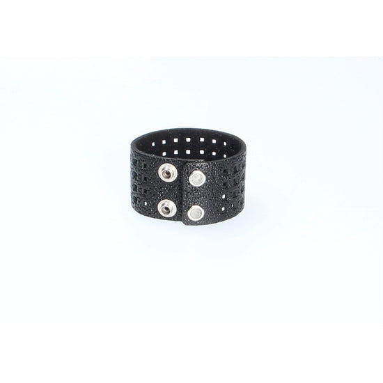 Armband Schwarz mit Rochenoptik|Lochmuster aus Leder - leder-accessoires.com