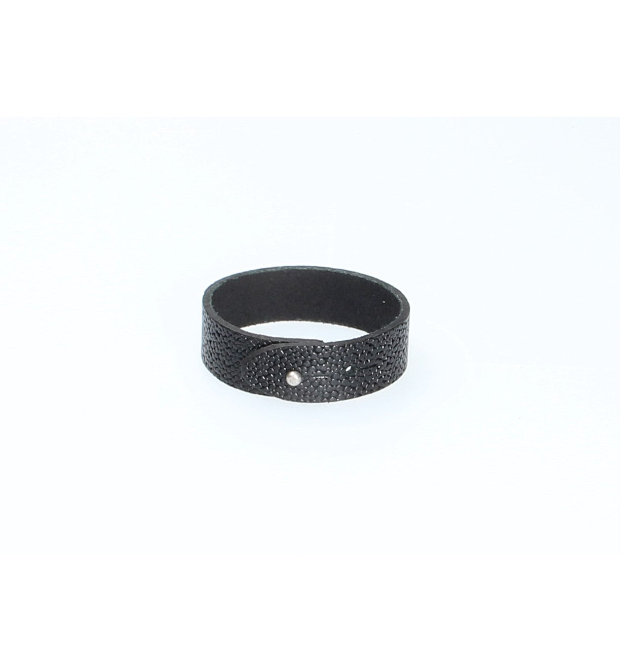 Armband Schwarz in Rochenoptik aus Leder